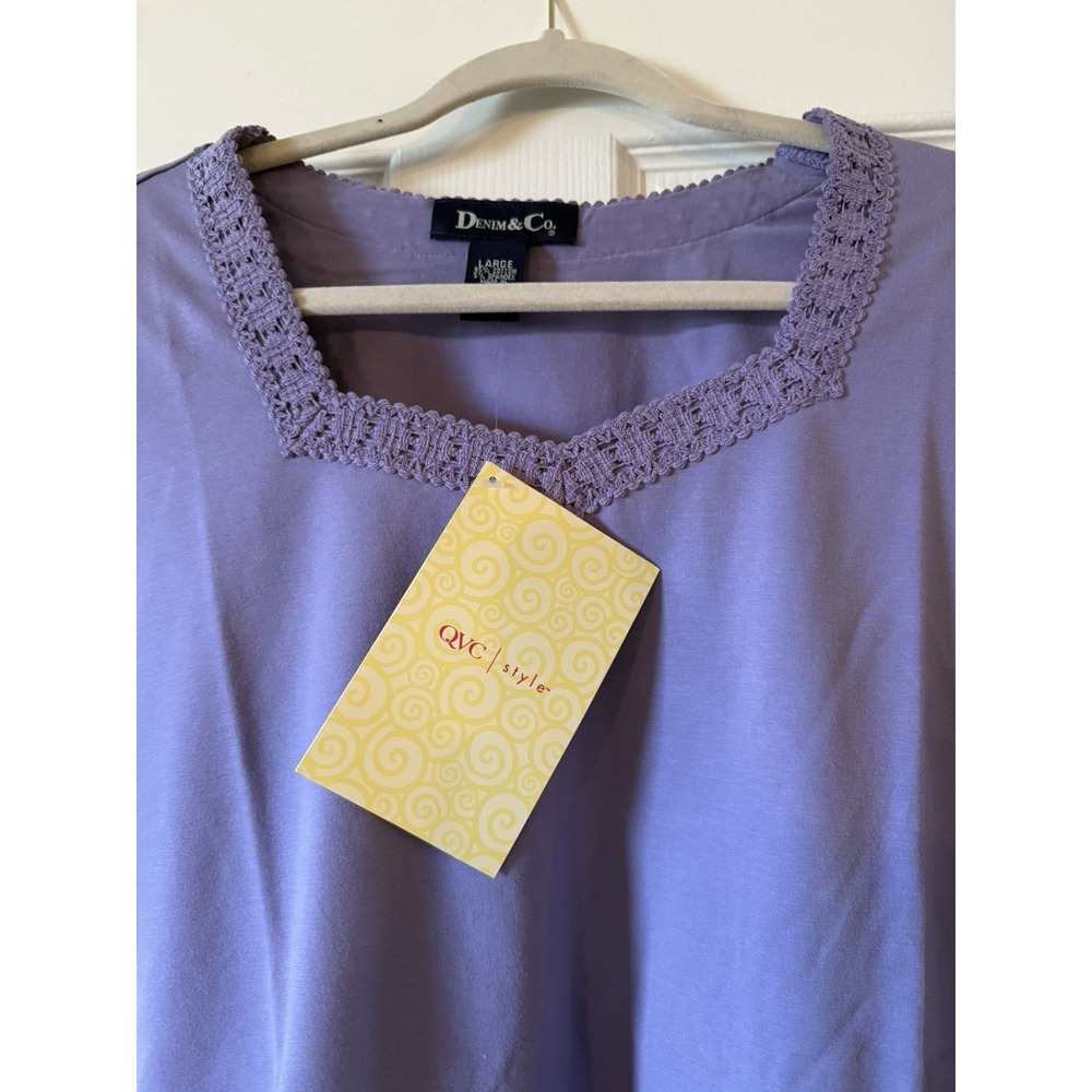 Denim & Co. Purple short sleeve blouse w/ floral detail. Women's size Large. NWT